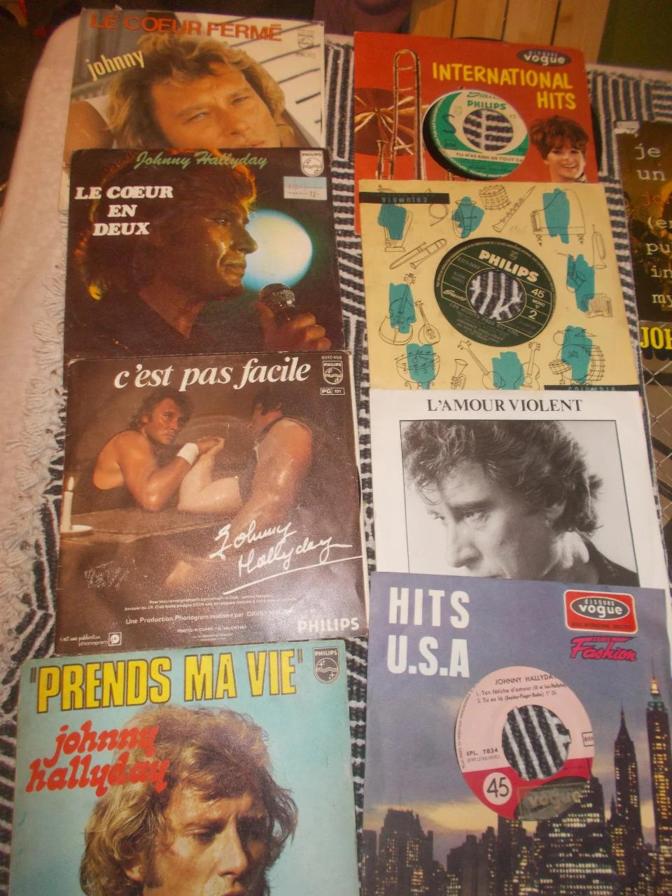 Magnífico lote de 60 discos de vinilo de 45 rpm (sencillos / EP) de Johnny Hallyday. – photo 14